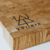 Krawędź deski TVORIK End Grain Red z logo TVORIK