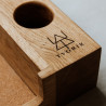 Logo TVORIK na dębowym Kitchen Caddy, obok taca wyłożona korkiem