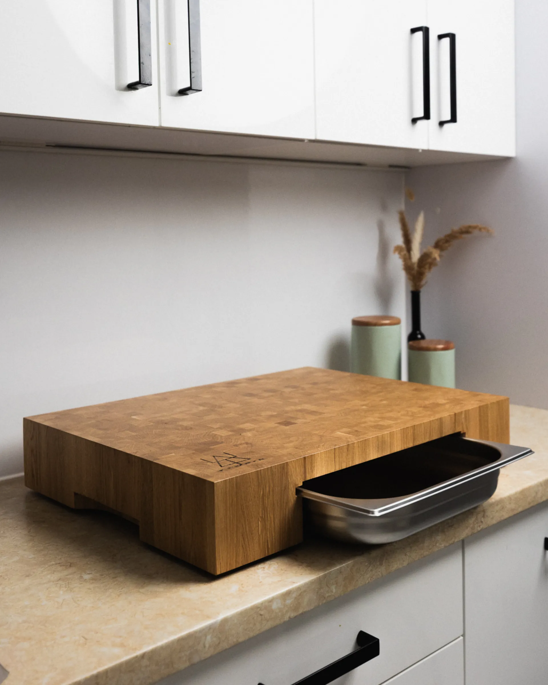 TVORIK End Grain Original — flagowa dębowa deska do krojenia z pojemnikiem GN ze stali nierdzewnej